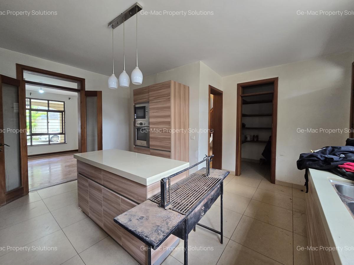 5 Bed Townhouse with En Suite in Lavington - 12