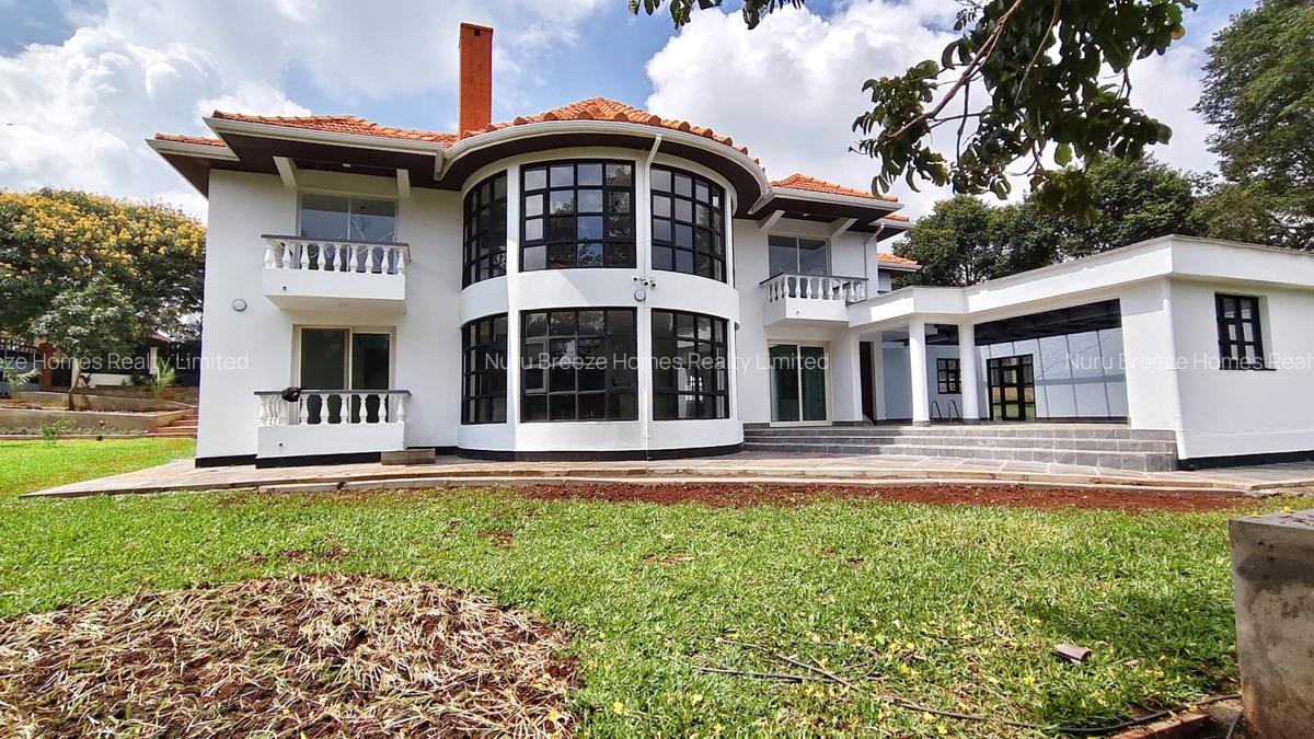 5 Bed House with En Suite in Ridgeways - 1