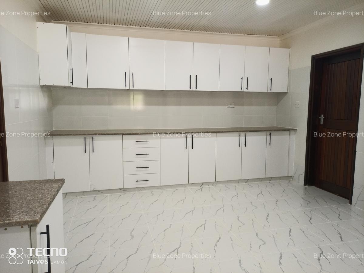 5 Bed House with En Suite at Off Un Avenue - 5