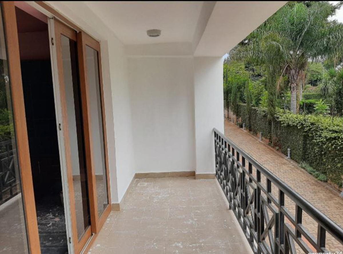 5 Bed Townhouse with En Suite at Lavington - 9