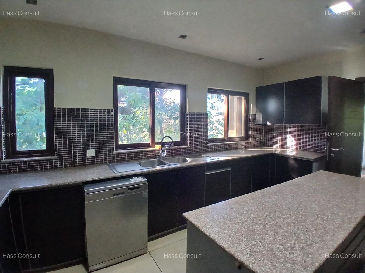 4 Bed Apartment with En Suite at Riverside Drive - 13