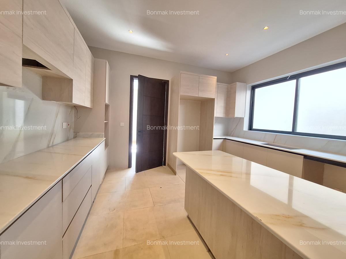 5 Bed Townhouse with En Suite at Lavington Green - 7