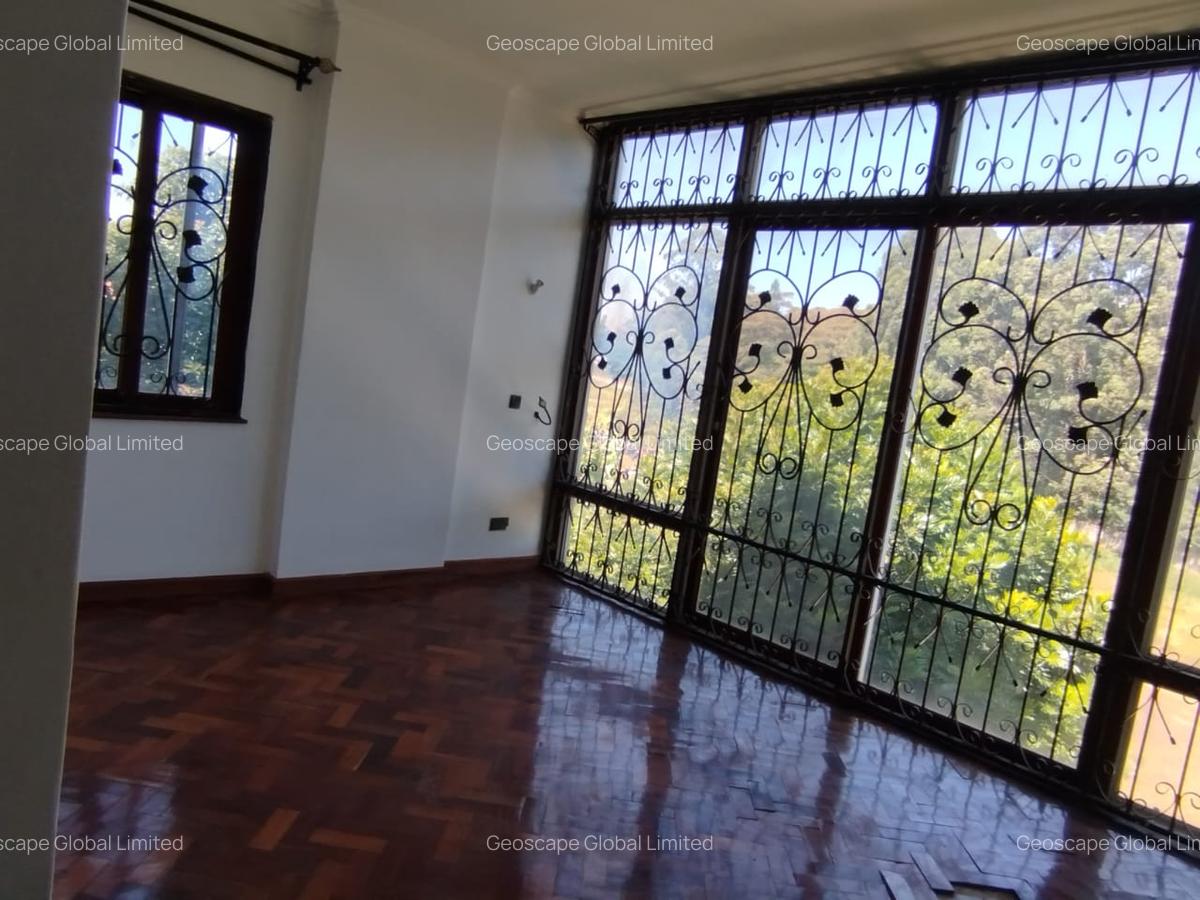 5 Bed House with En Suite in Lavington - 7