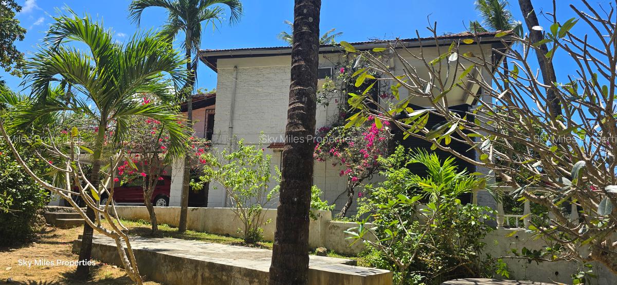 6 Bed Villa with En Suite at Aloo Drive Residence - 4