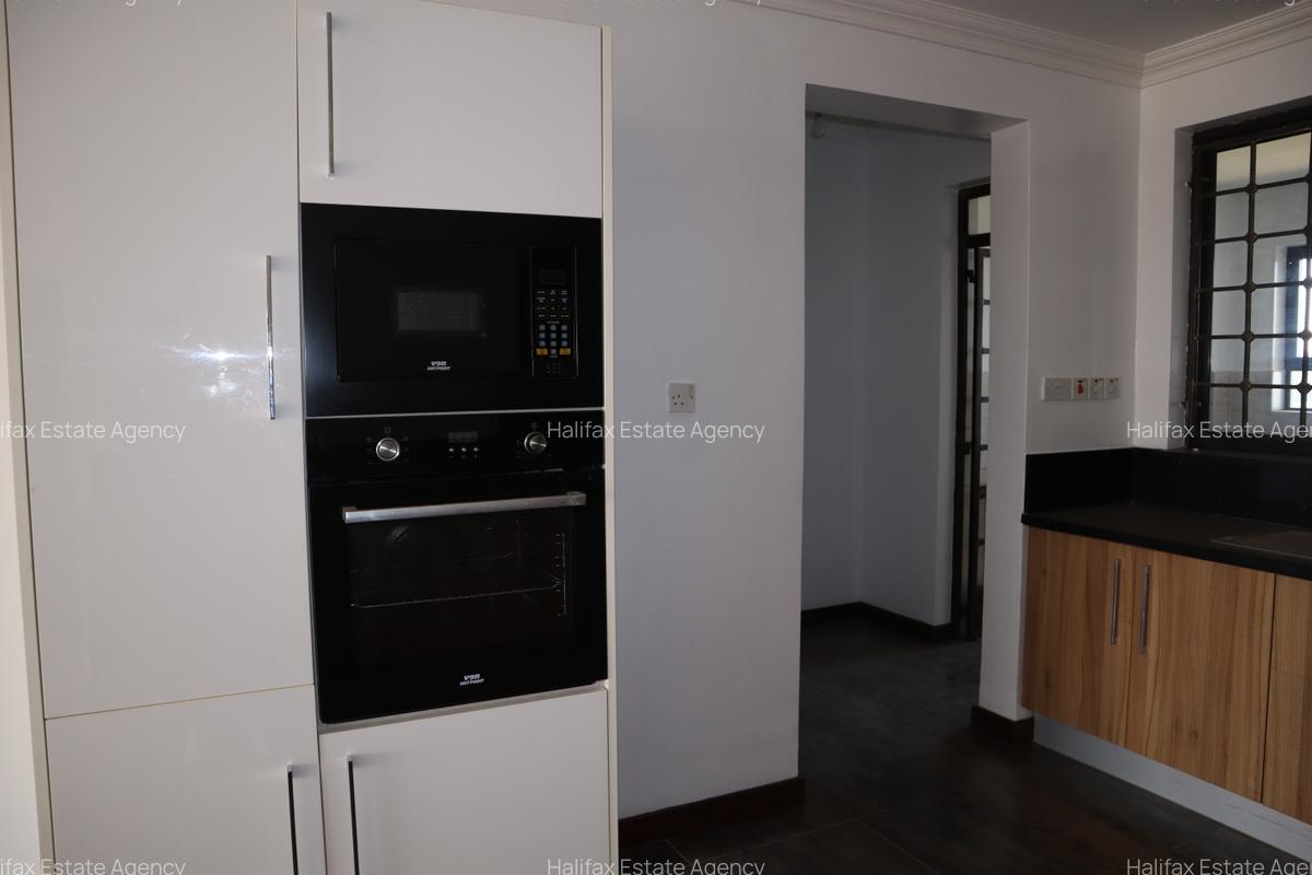 4 Bed Apartment with En Suite in Parklands - 6