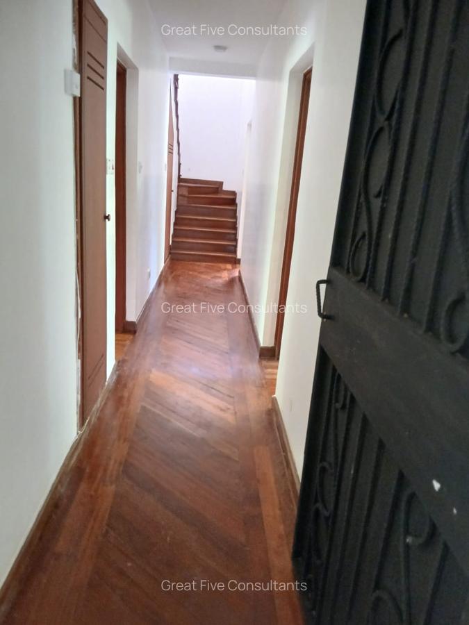 5 Bed Villa with En Suite in Rosslyn - 9