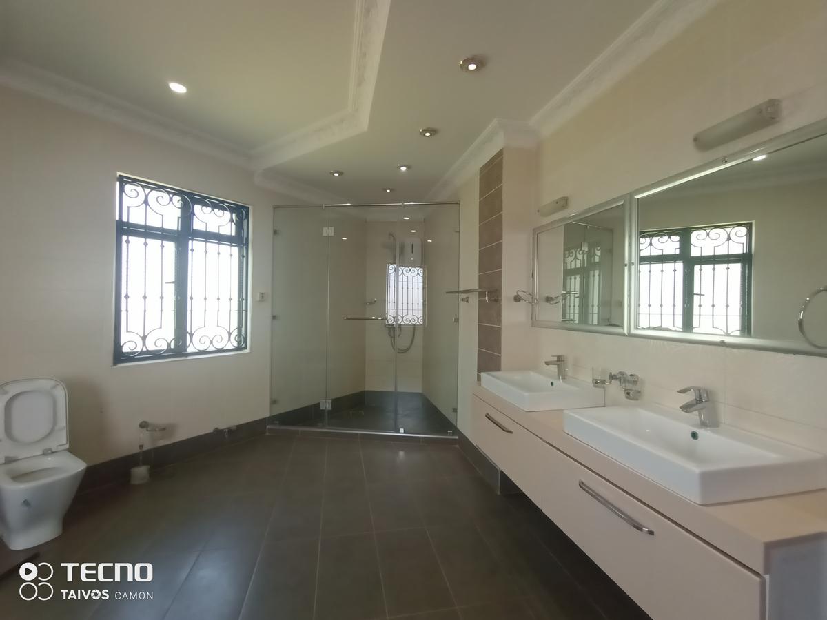 5 Bed House with En Suite at Benin Dr - 17