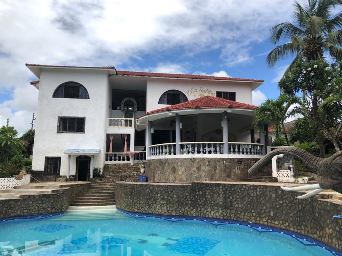 5 Bed Villa with En Suite in Malindi - 1