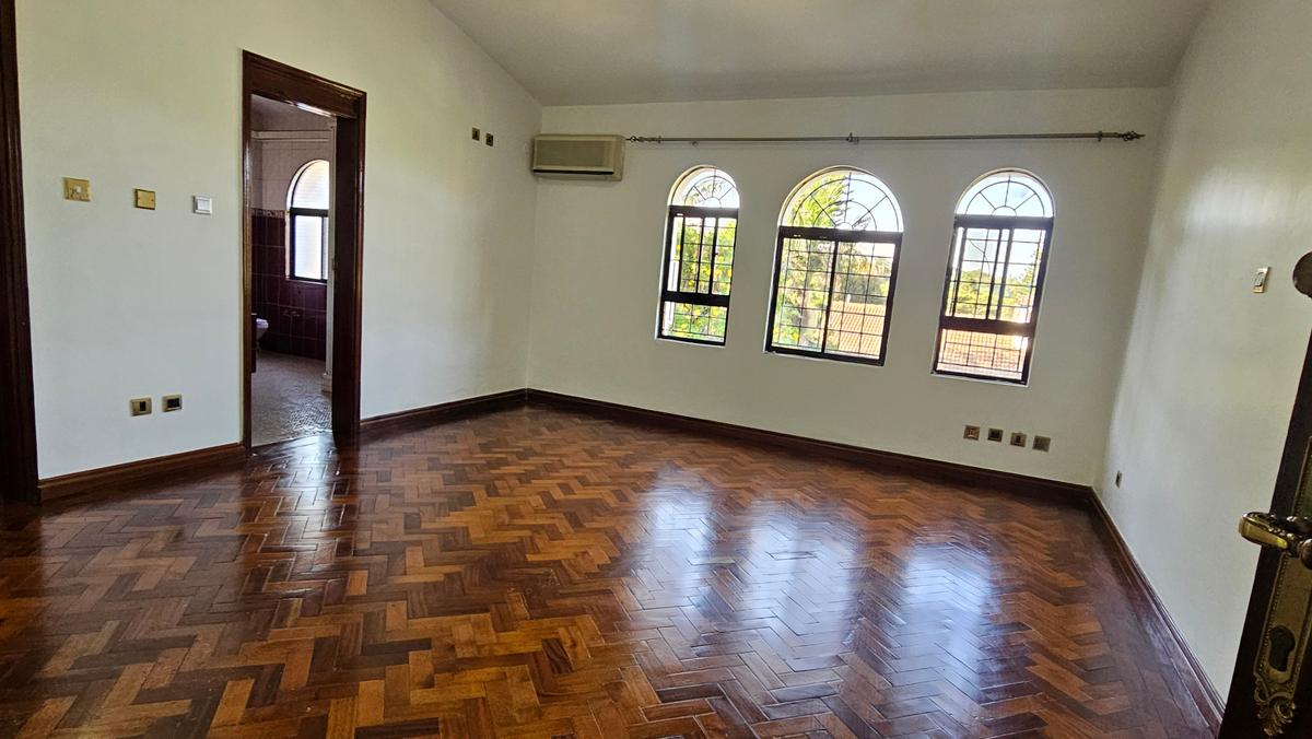 6 Bed House with En Suite at Lavington - 14