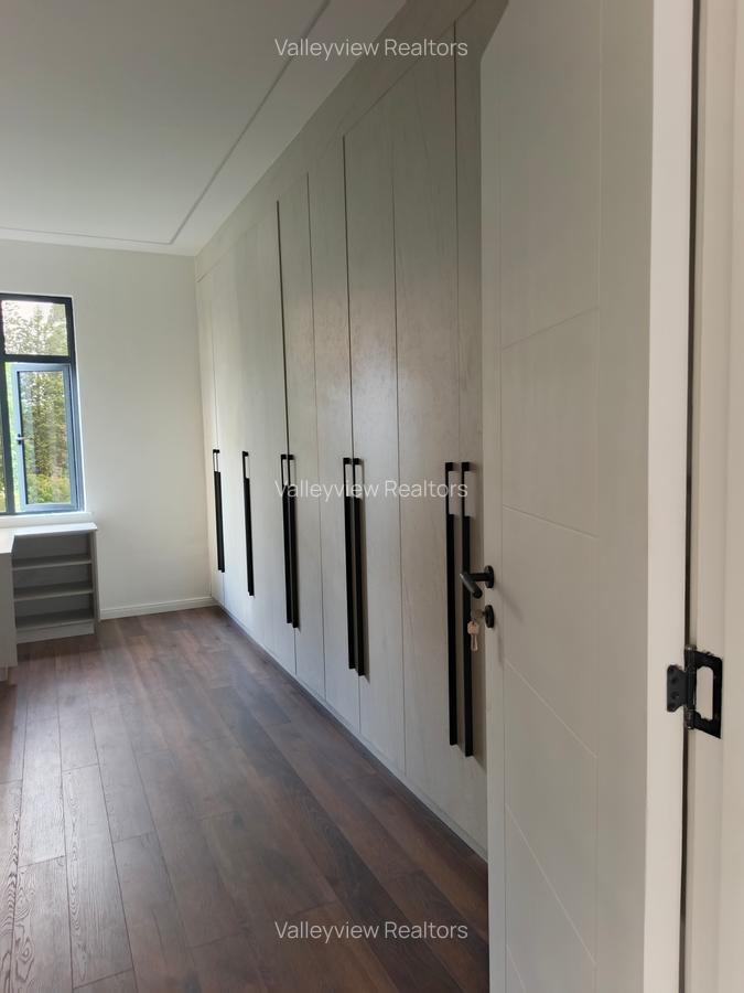 5 Bed Townhouse with En Suite at Lavington - 17