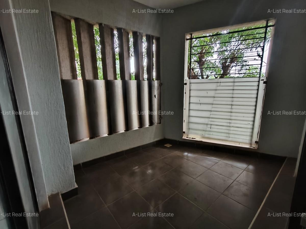 3 Bed Apartment with En Suite at Parklands - 17