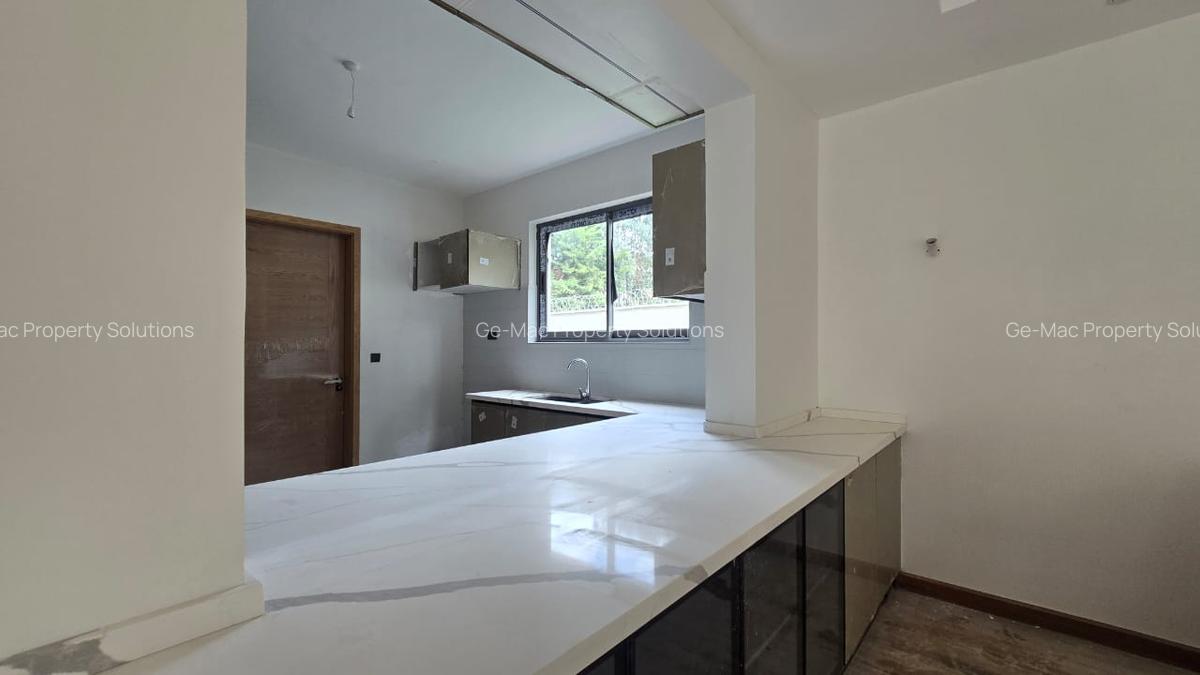 6 Bed House with En Suite in Lavington - 7