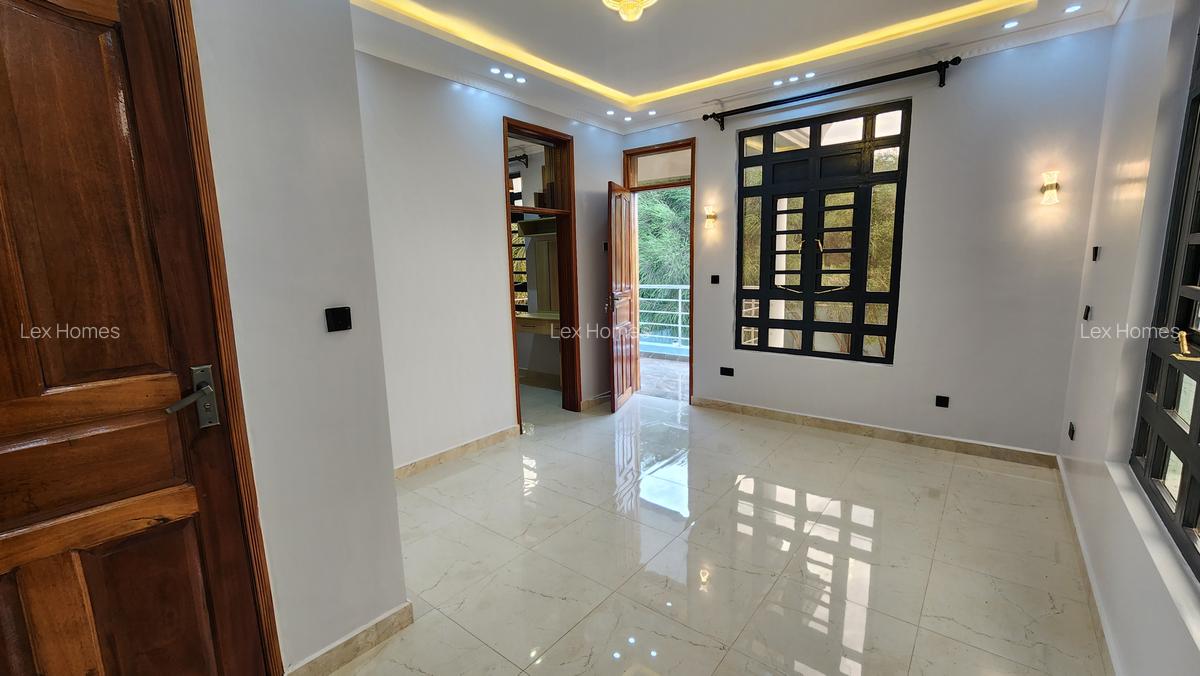 4 Bed House with En Suite at - 15