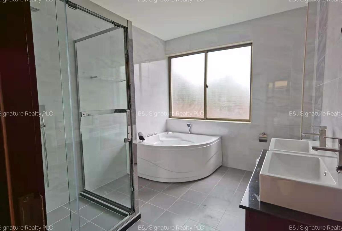 5 Bed Townhouse with En Suite in Lavington - 3