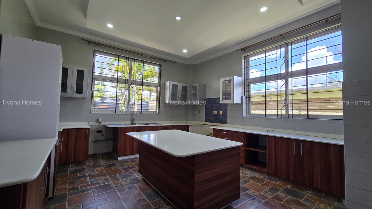 5 Bed House with En Suite in Ridgeways - 9