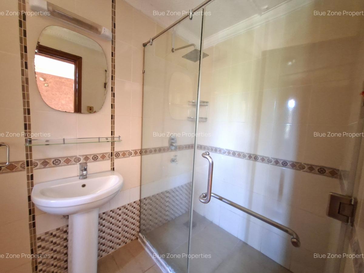 4 Bed Townhouse with En Suite at Close To Un - 14