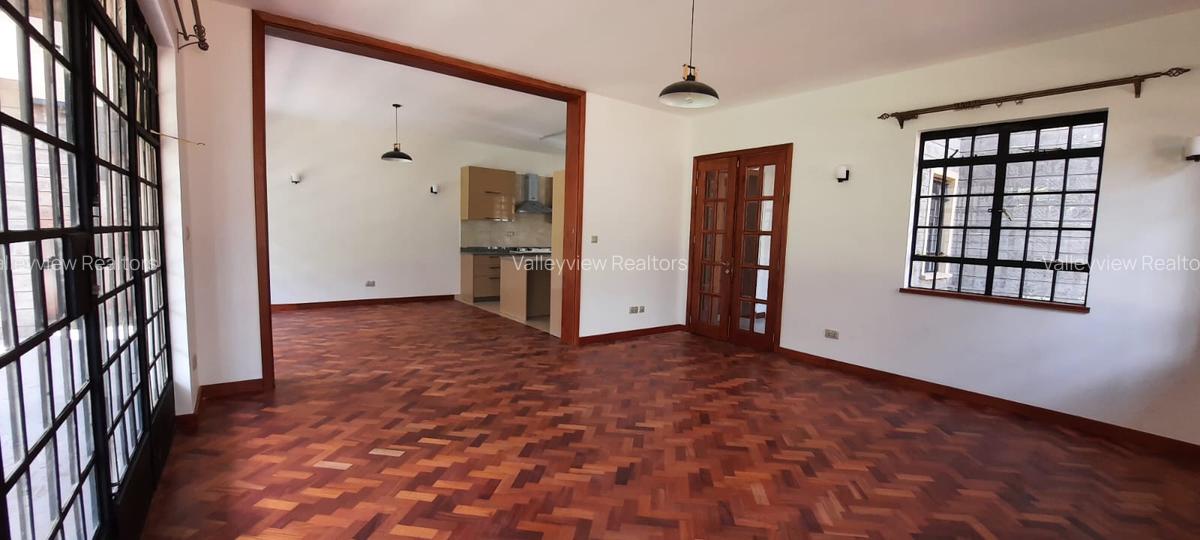 5 Bed Townhouse with En Suite at Lavington - 16