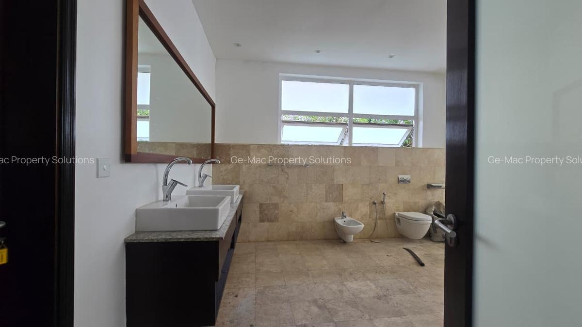 5 Bed House with En Suite in Runda - 12