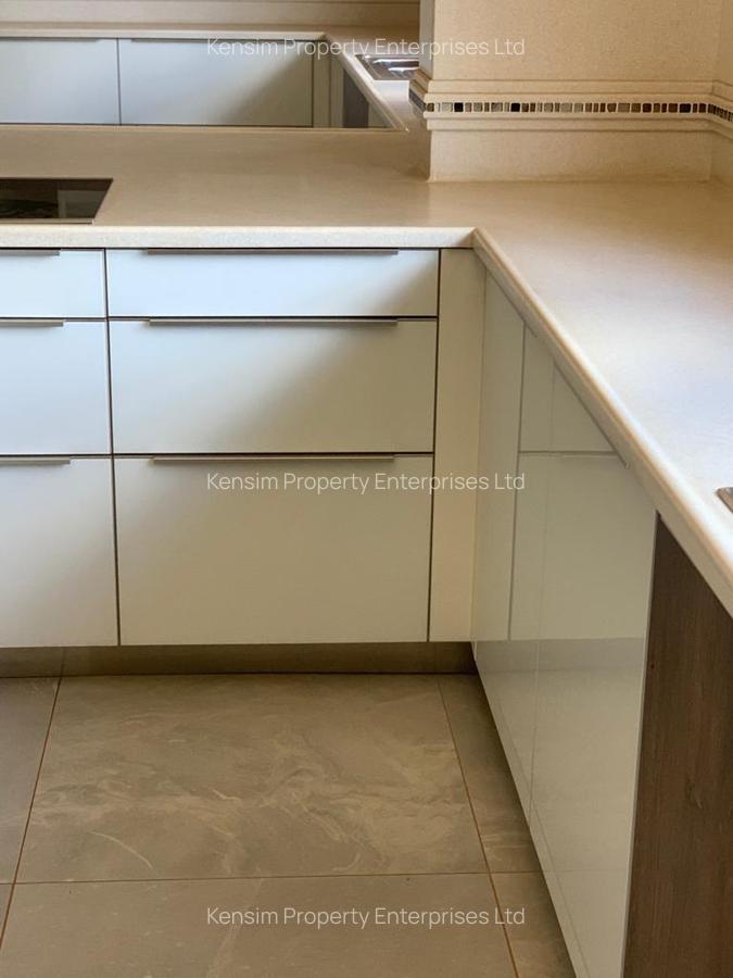 5 Bed House with En Suite in Runda - 14