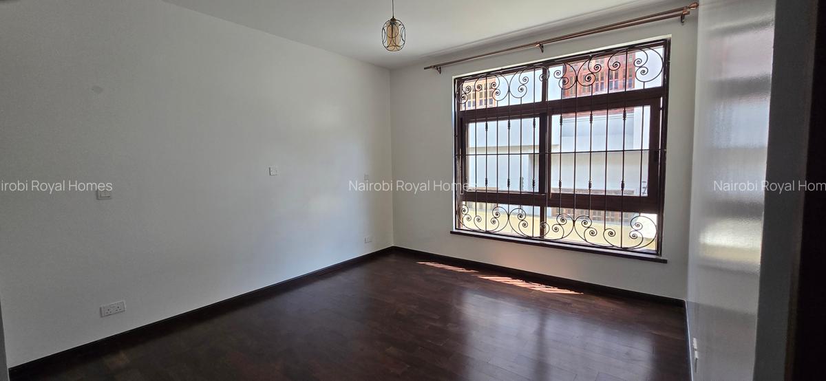 5 Bed House with En Suite at Lavington Green - 16