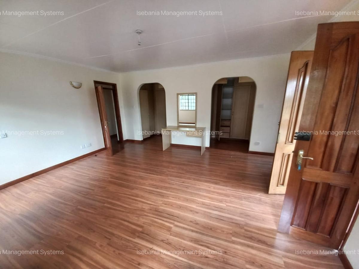 4 Bed House with En Suite at - 14