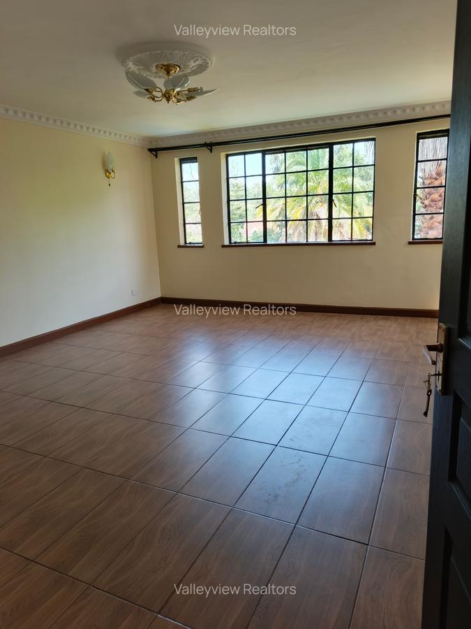 5 Bed Townhouse with En Suite at Lavington - 10