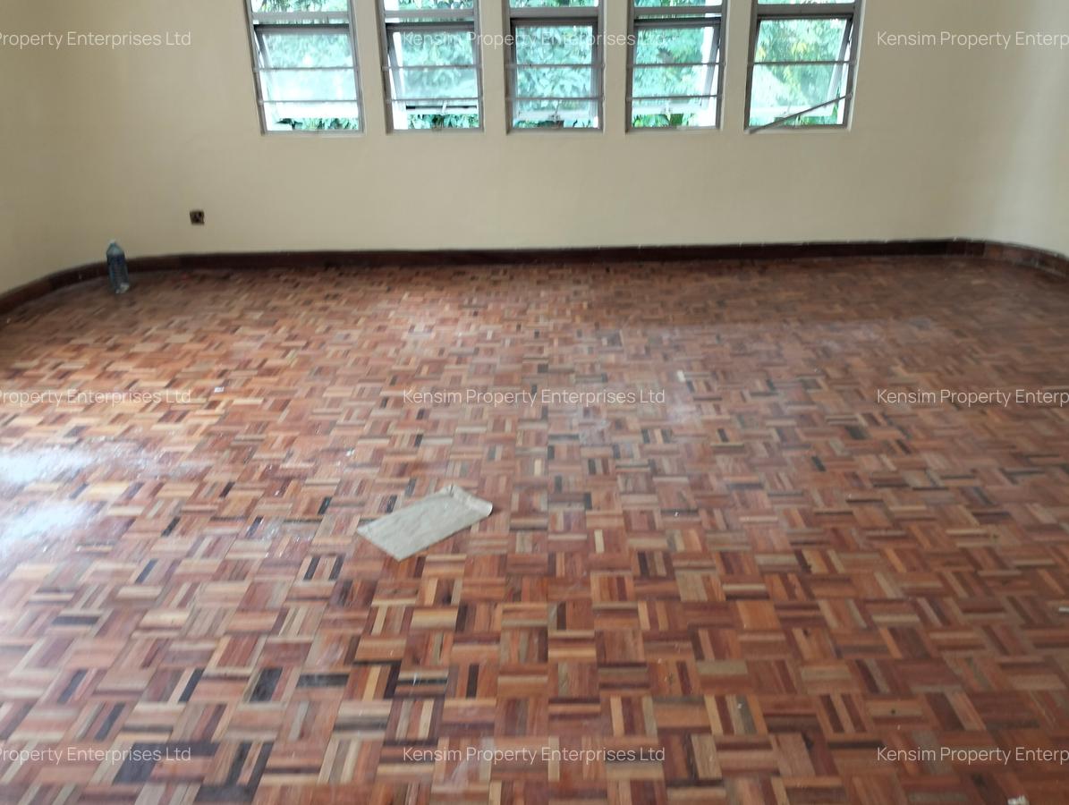 6 Bed House with En Suite in Lavington - 14