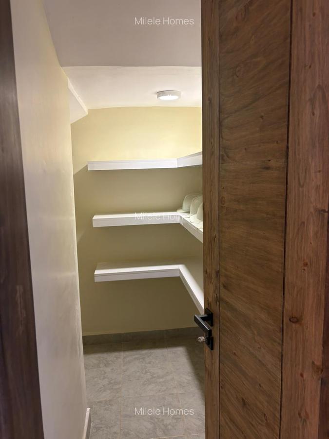 4 Bed Townhouse with En Suite in Banana - 15