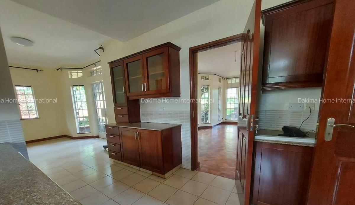 5 Bed Townhouse with En Suite in Rosslyn - 2