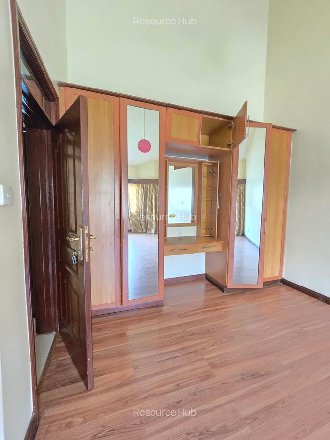 4 Bed Townhouse with En Suite at Off Brook House Drive - 19