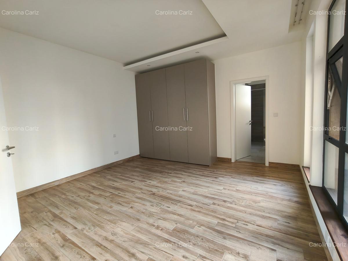 4 Bed Apartment with En Suite at Riverside Drive - 13