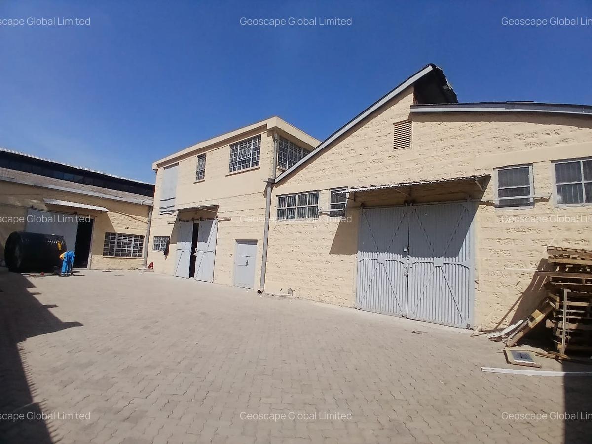 7,000 ft² Warehouse with Parking in Industrial Area - 1