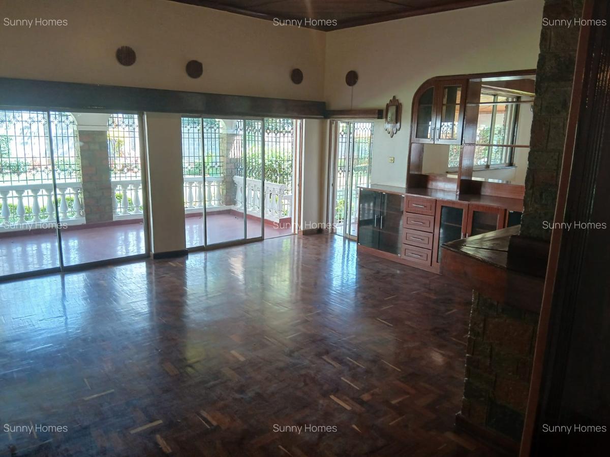 4 Bed Villa with En Suite at Rossylin Lone Tree - 10