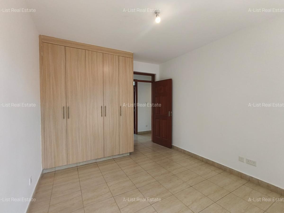 3 Bed Apartment with En Suite at Henred Road - 11