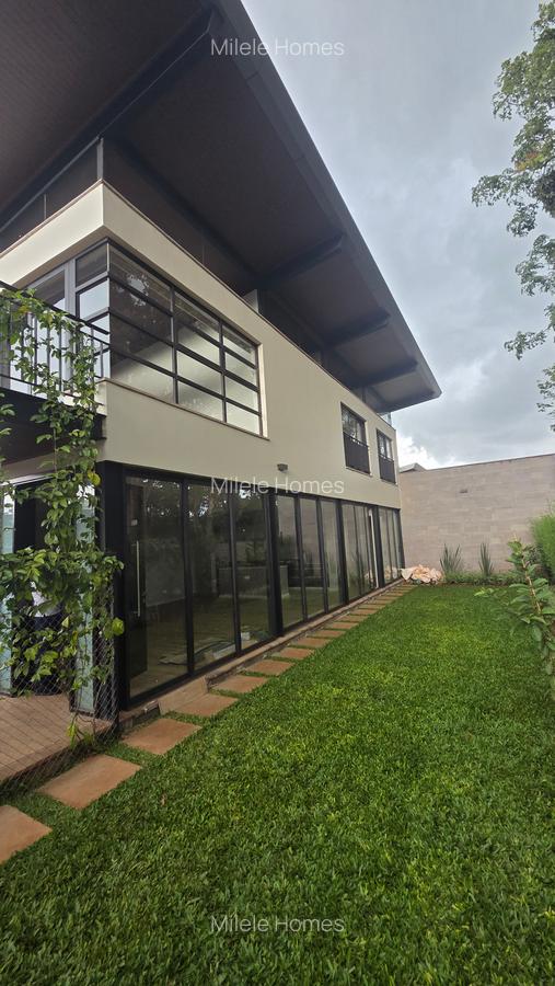 4 Bed Townhouse with En Suite at Paradise - 1
