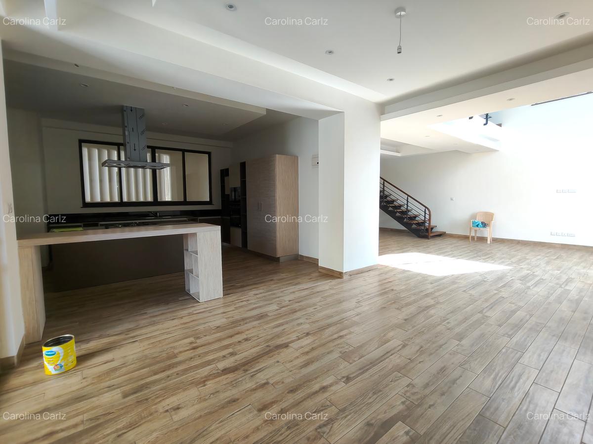 4 Bed Apartment with En Suite at Riverside Drive - 10