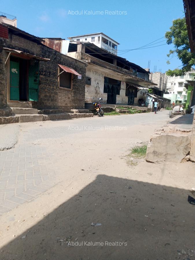 10 Bed House with Borehole at Mlaleo - 5