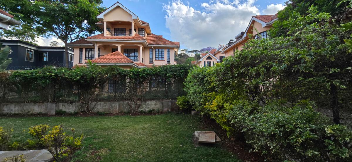 5 Bed Townhouse with En Suite at Lavington - 4