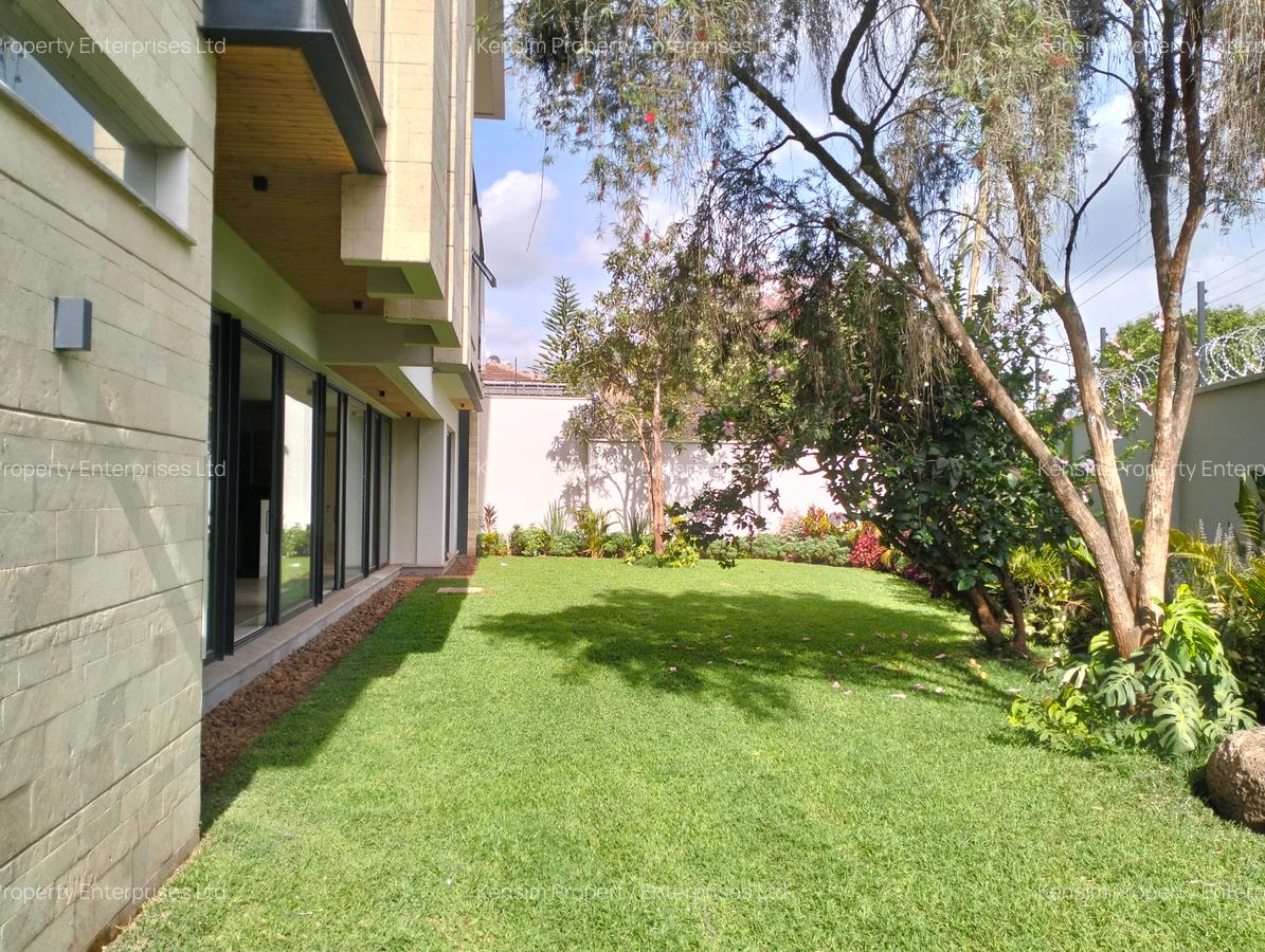5 Bed Townhouse with En Suite in Brookside - 1