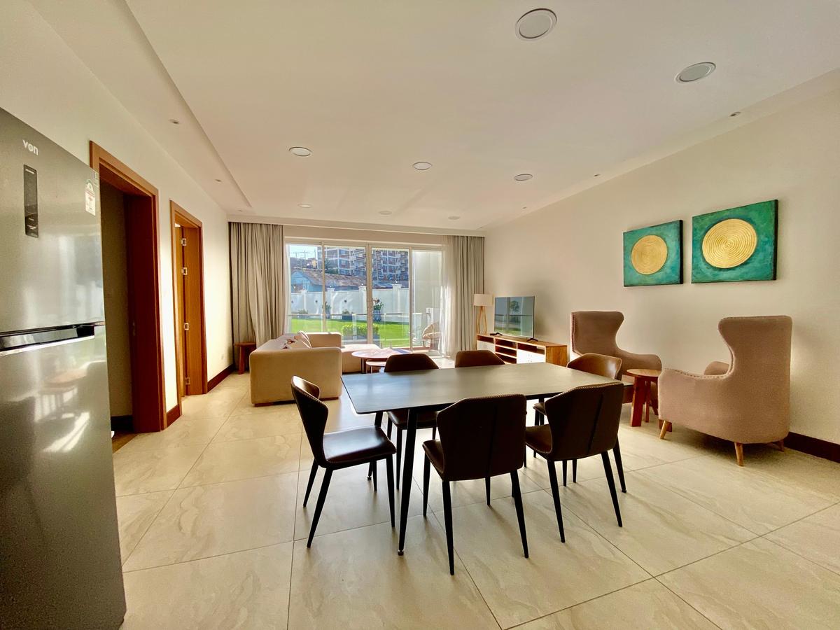 serviced 2 bed apartment with en suite in parklands