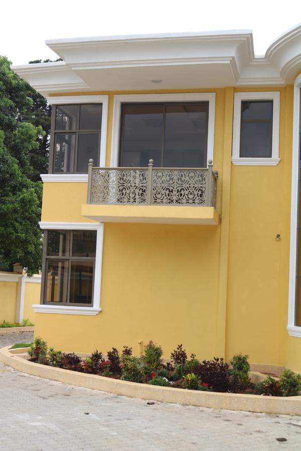 5 Bed House with En Suite in Runda - 12