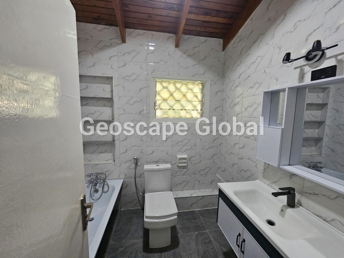 4 Bed House with En Suite in Rosslyn - 9