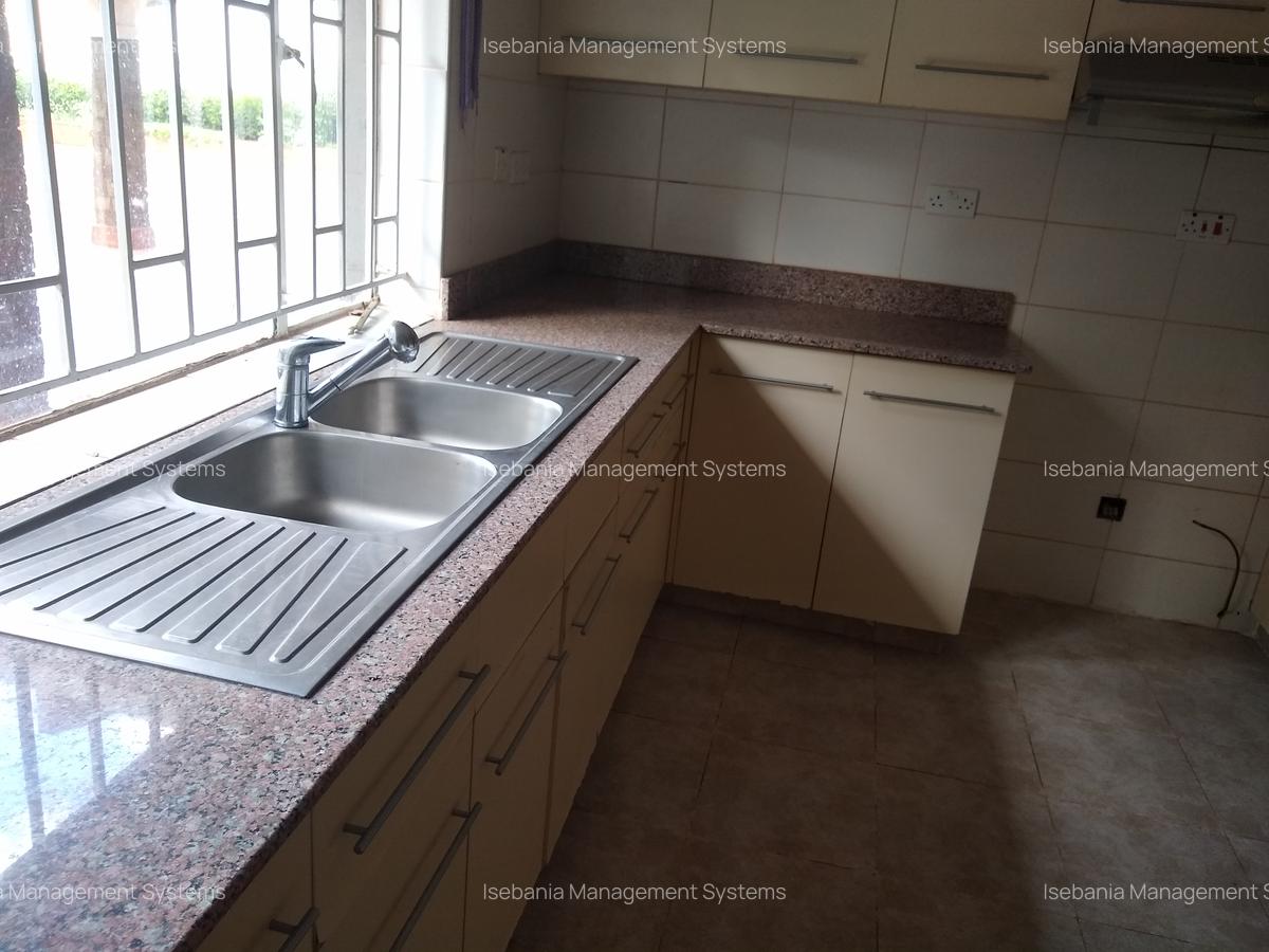 4 Bed House with En Suite at Rosslyn Road - 6