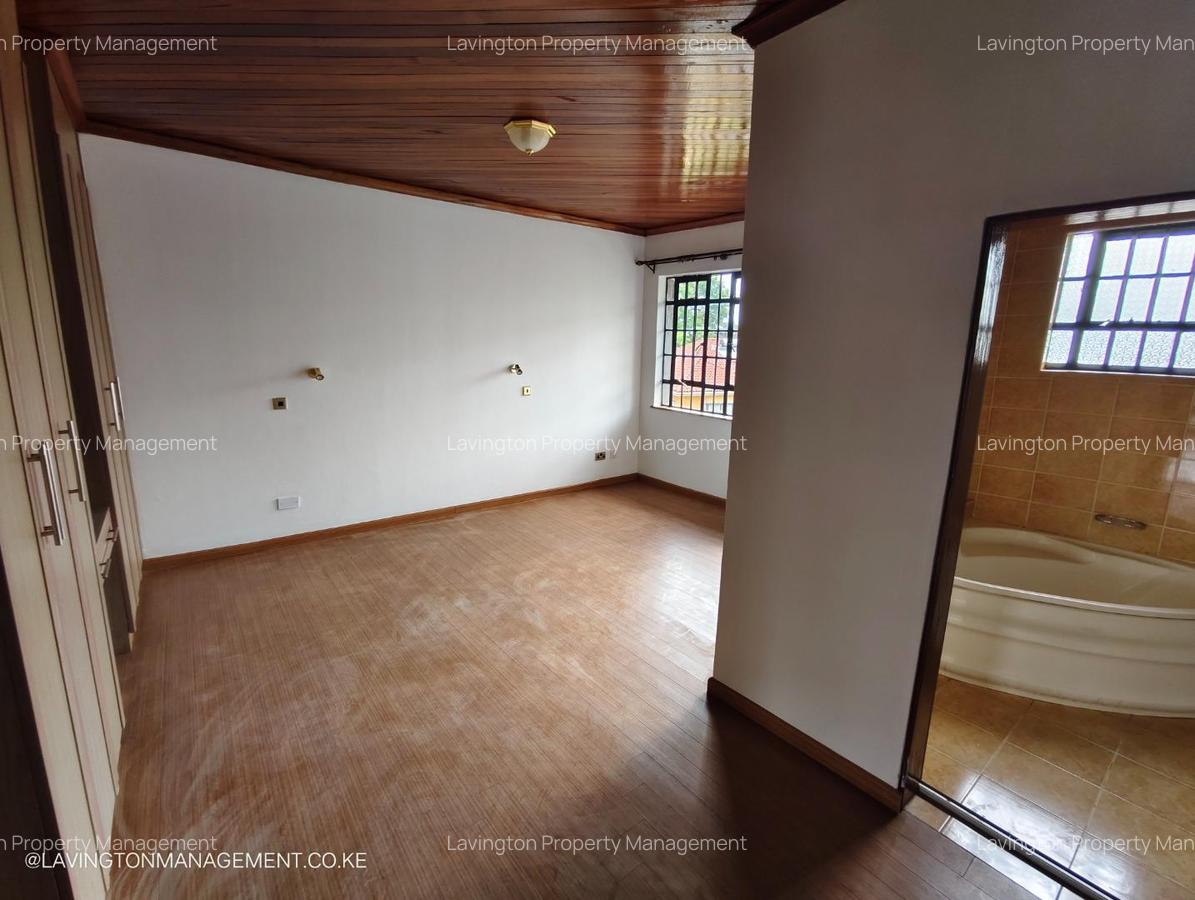 5 Bed Villa with En Suite at Lavington Green - 17