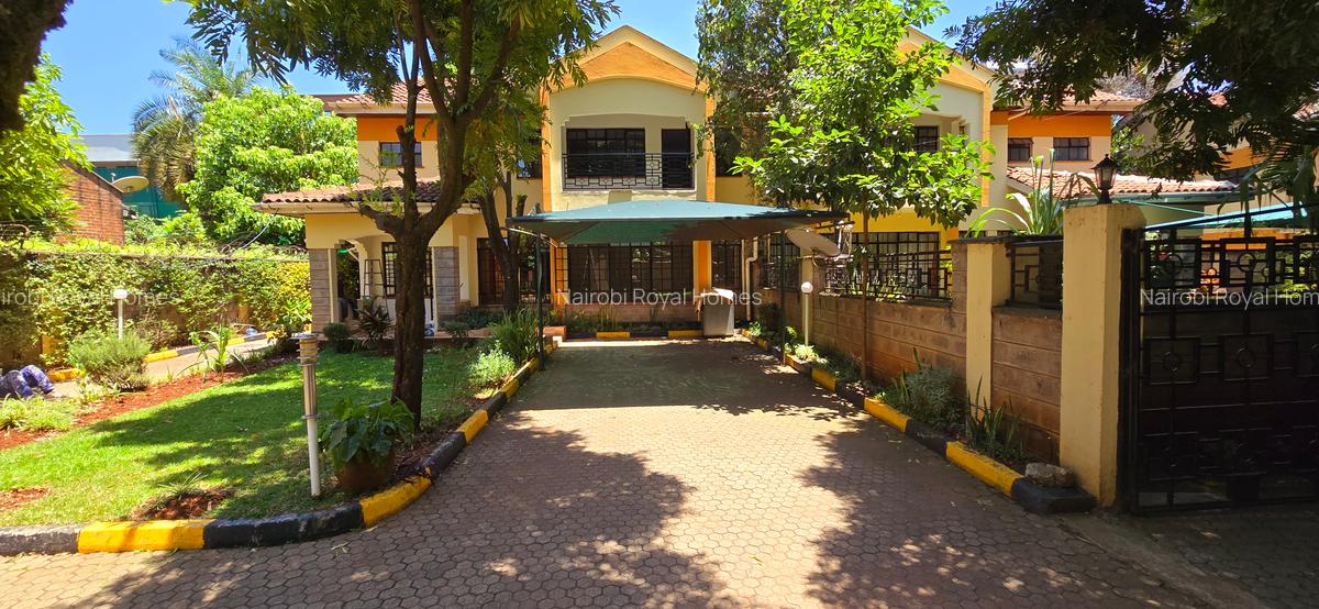 4 Bed Townhouse with En Suite at Lavington Road Garden - 5