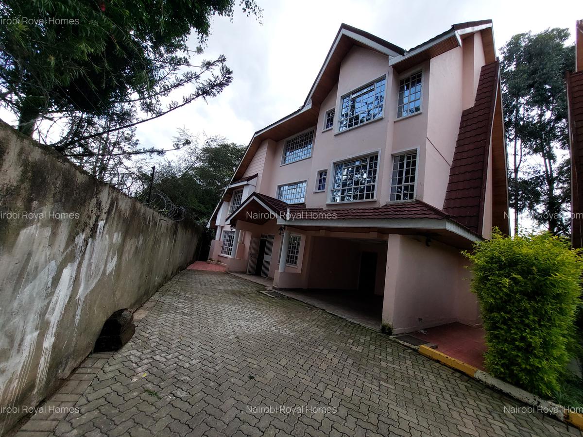 6 Bed Townhouse with En Suite at Lavington Road - 1