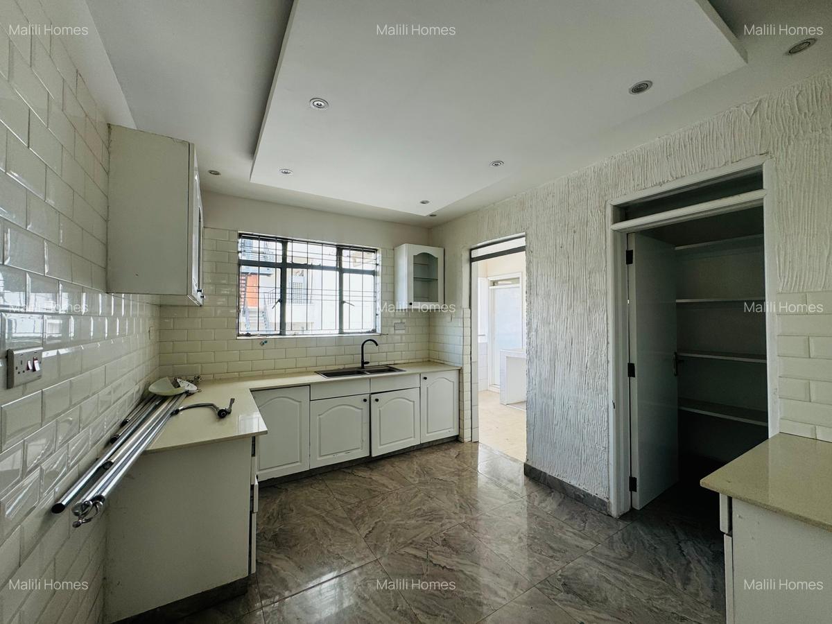 4 Bed Apartment in Riverside - 3