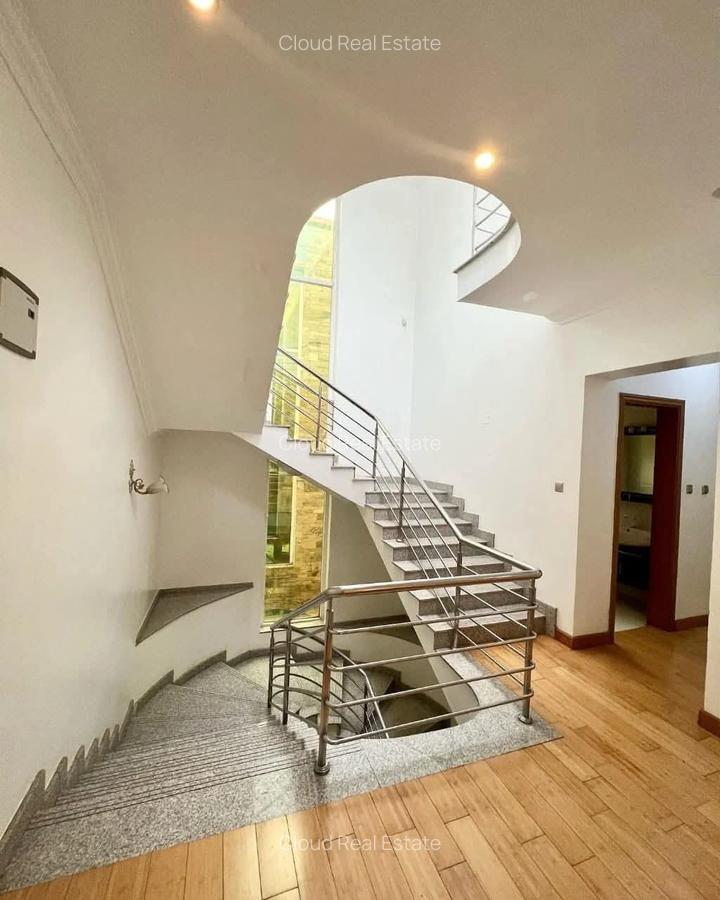 5 Bed Townhouse with En Suite in Riverside - 2