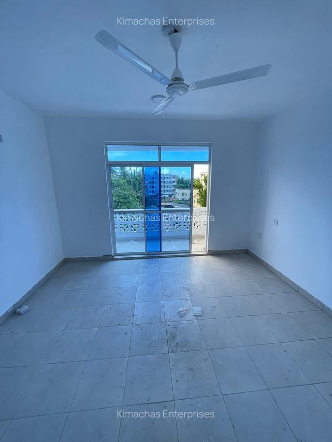 1 Bed Apartment with En Suite at Links Road - 1