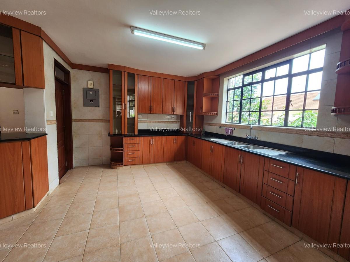 5 Bed Townhouse with En Suite at Lavington - 6